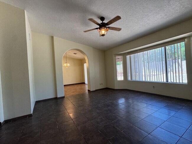 Foto del edificio - 4877 Los Reyes Dr