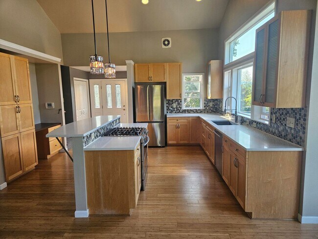 Building Photo - Stunning 3 Bedroom Home - Overlooking Bellingham!