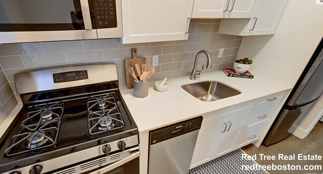 Building Photo - 81 Park Dr