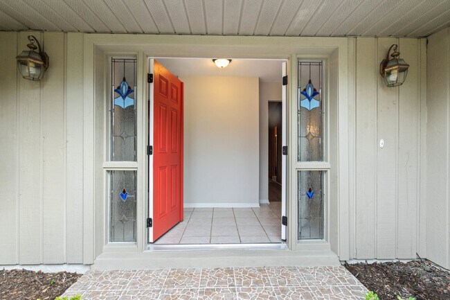 Foto del edificio - Charming 4-Bedroom Home with Pool on Large Lot in Longwood!