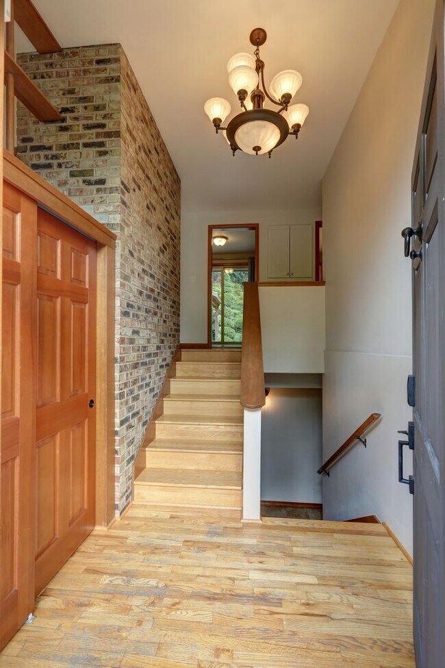 Foto del edificio - Welcome Home to Your Beautiful Oasis in En...