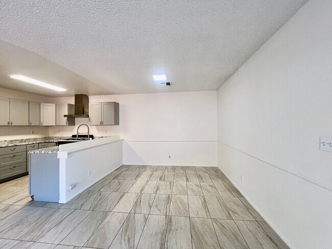 Foto del edificio - AVAILBLE NOW !!  3-bedroom 2 bath Duplex i...