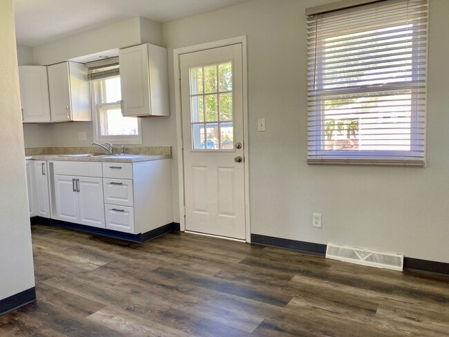 Building Photo - 316 Sheridan Dr