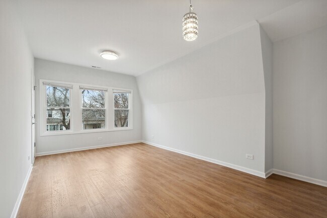 Building Photo - 5945 W Eastwood Ave