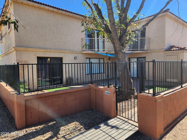 Foto del edificio - 15650 N 19th Ave