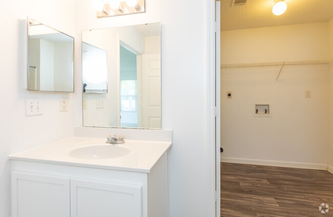 Una habitación en planta baja baño y lavandería - Address Granville Oaks