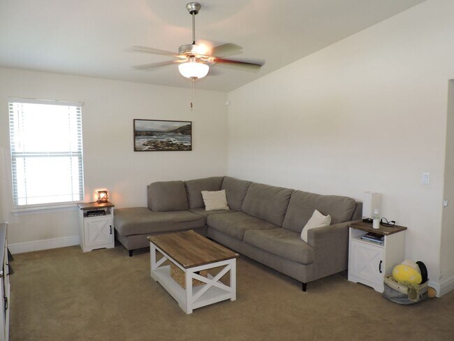 Foto del edificio - Easy access to Whiting Field & shopping!