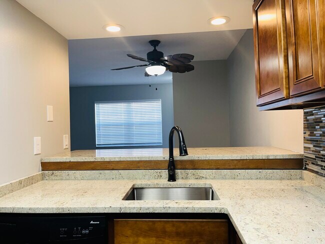 Foto del edificio - 3042 Sir Hamilton Cir