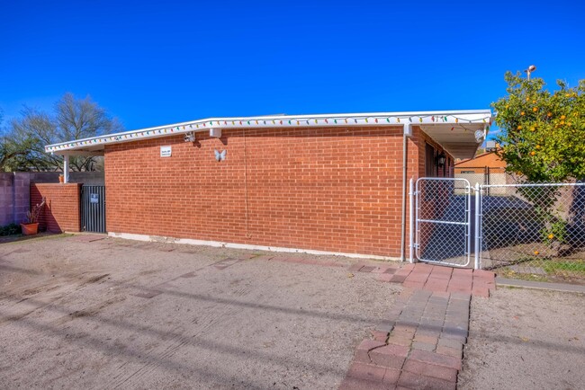 Building Photo - 417 E Jacinto St