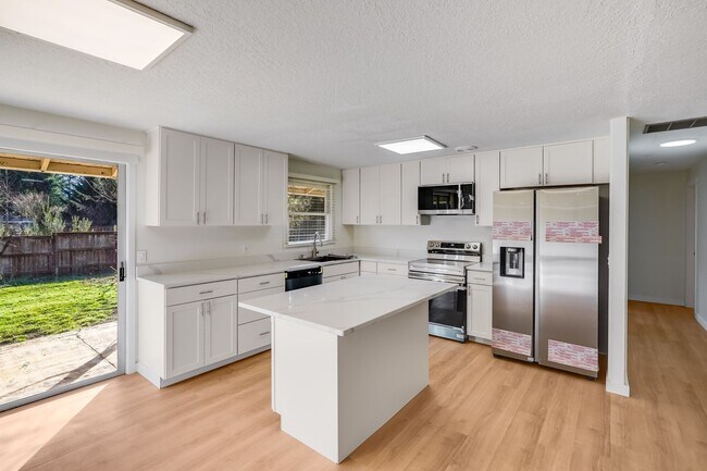 Foto del edificio - Beautiful 3 Bed, 1.5 Bath Rental Home in Lake Oswego!