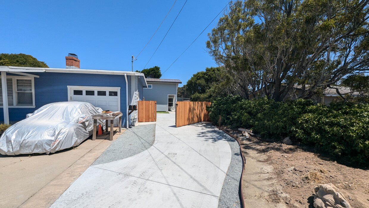 driveway and gated entrance - 1555 Mira Mar Ave