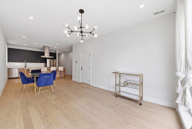 Foto del edificio - 2143 W Adams St