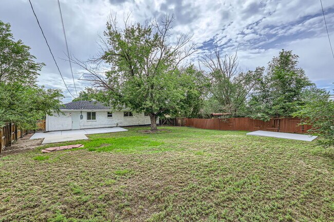 Building Photo - 10 S Garo Ave