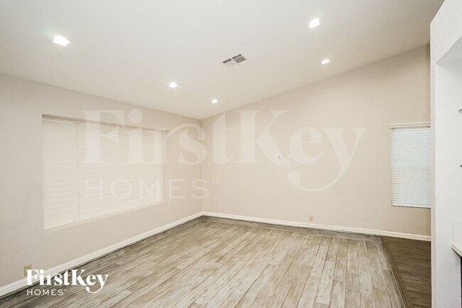 Building Photo - 354 Bekasina Dr
