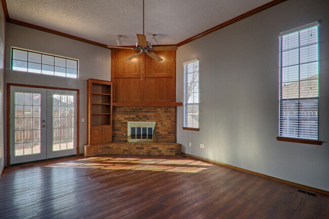 Building Photo - 3 BED/2 BATH in Yukon!