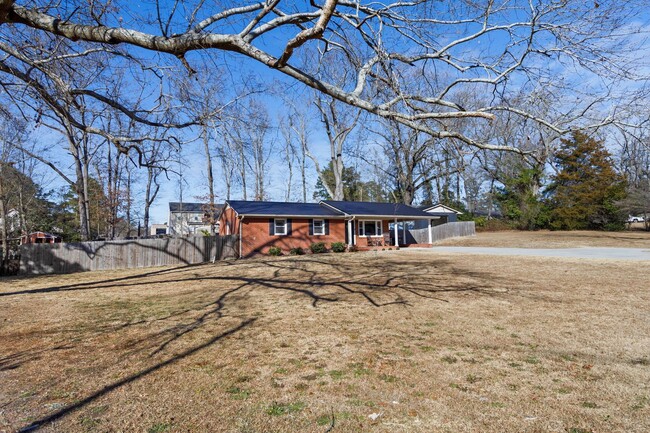 Building Photo - Updated 3 Bedroom 2 Bath Ranch