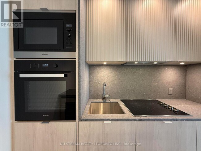 Photo du bâtiment - 11-4011 Yorkville Ave