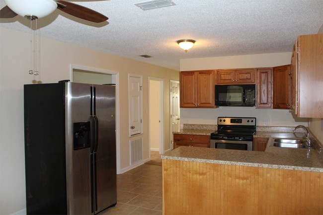Building Photo - 1404 Greenbrier Ct