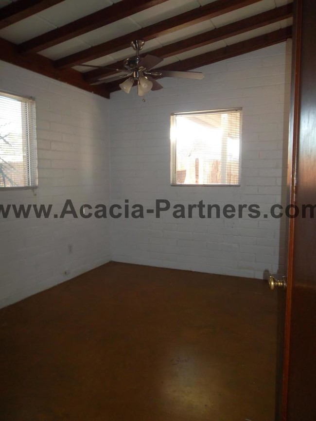 Building Photo - 443 E McMillan Dr