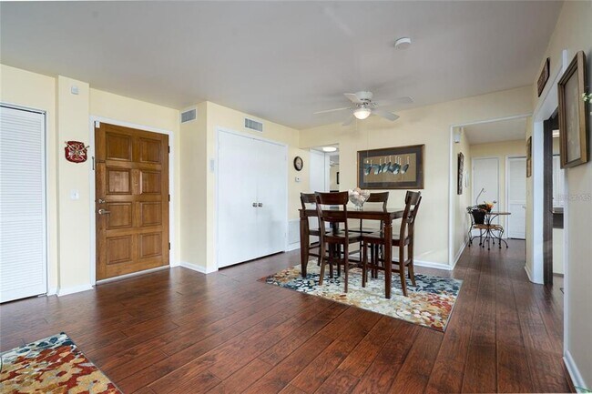 Foto del edificio - 4120 Pinelake Ln