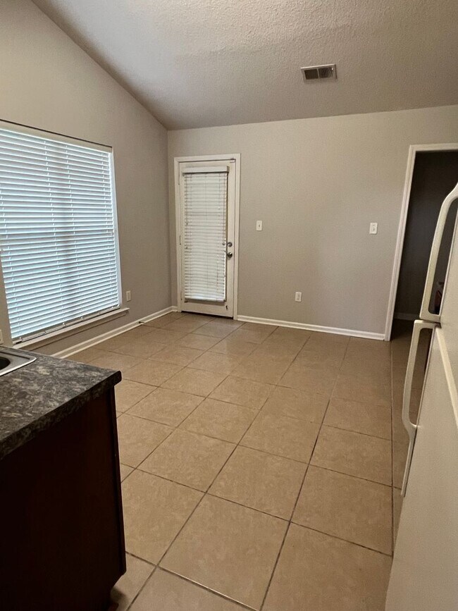 Building Photo - Great curb appeal home with 3 beds and 2 b...