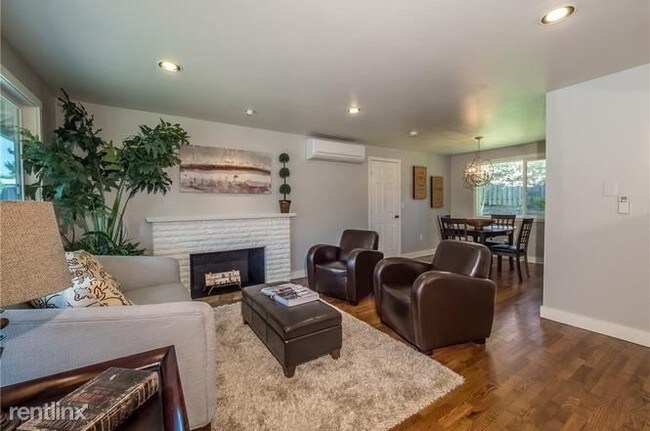Building Photo - 3 br, 1 bath House - 13700 90th Ave NE