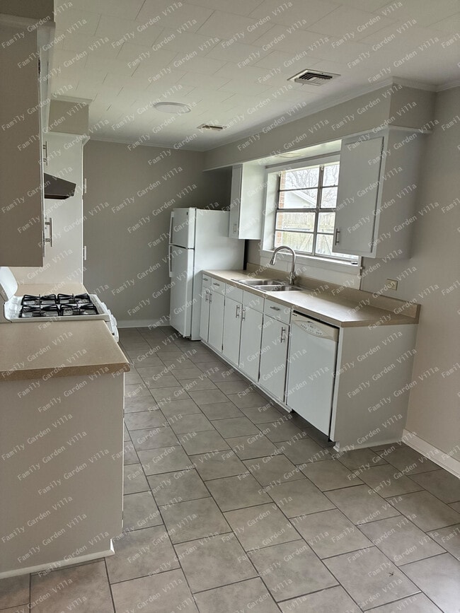 Building Photo - 1836 Ridgefield Ave