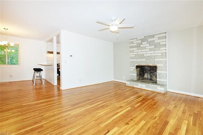 Building Photo - 3 bedroom/ 1 full bathroom- Winston Terrace