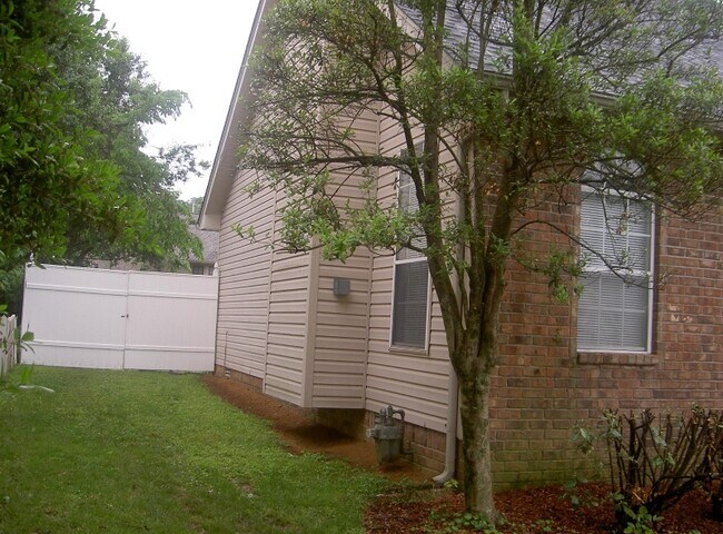 Foto del edificio - 6148 Bradford Hills Dr