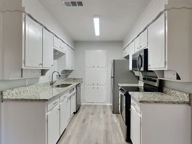 Building Photo - Charming 3-Bed, 2-Bath Home in Burleson with Garage Parking