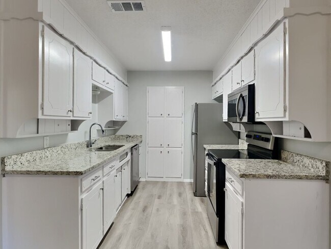 Foto del edificio - Charming 3-Bed, 2-Bath Home in Burleson with Garage Parking