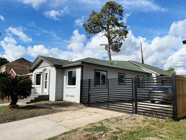 Building Photo - 3015 Oakdale St