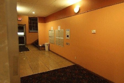 Pasillo principal - 1389 University Ave