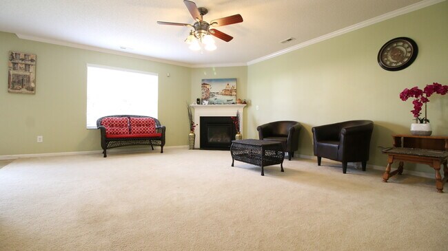 Foto del edificio - Spacious 3 Bedroom/ 3 Bath with Office!