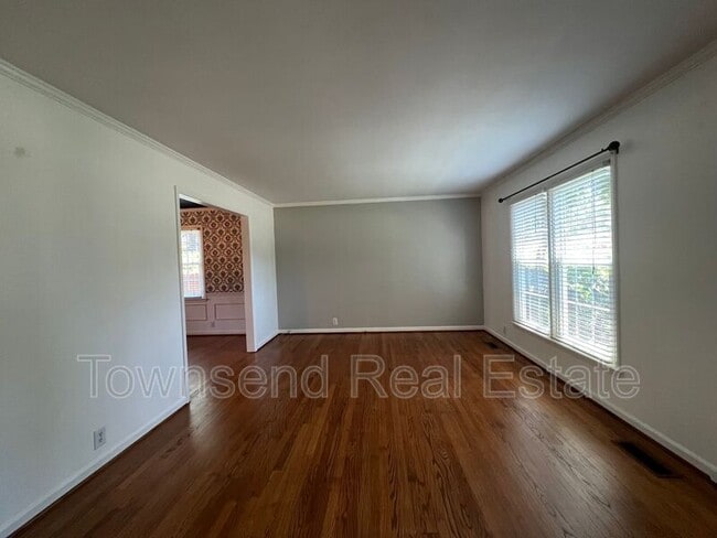 Building Photo - 2814 Mirror Lake Dr