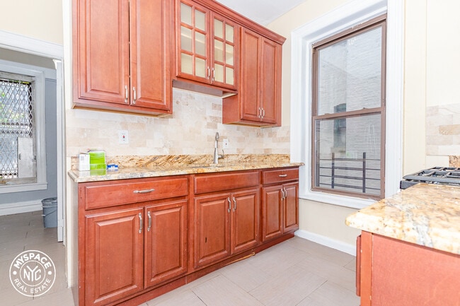 Building Photo - 1291 Dean St