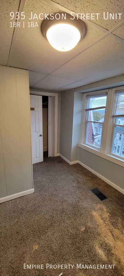 Building Photo - 3rd Floor: 1 Bedroom/ 1 Bathroom Apartment...