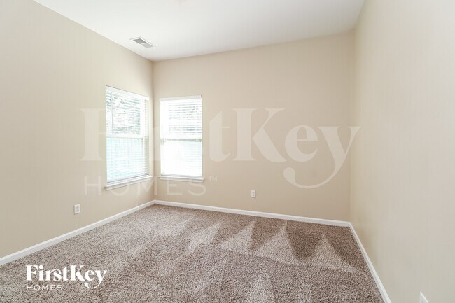 Foto del edificio - 8019 Bushy Creek Dr