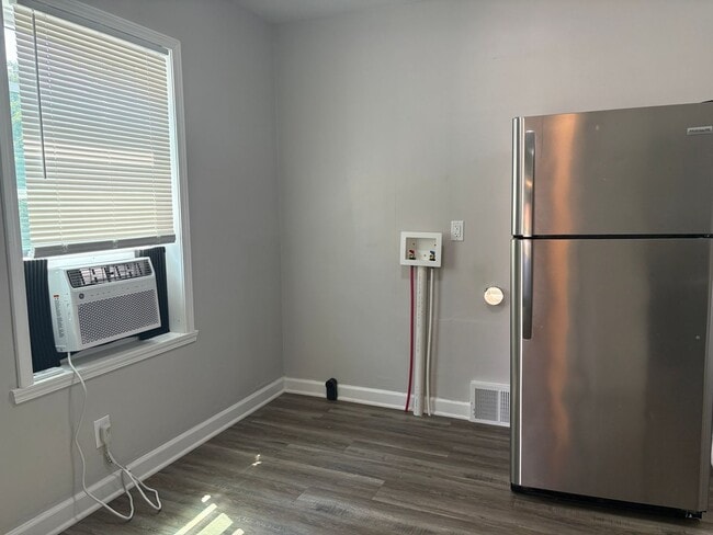 Building Photo - 2 Bedroom, 1 Bathroom Apartment in High Po...