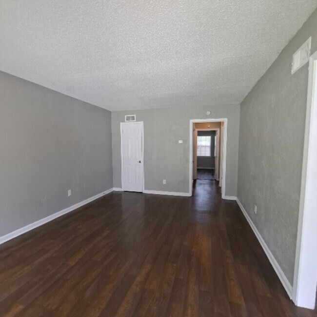 Building Photo - 2910 Elbert Dr