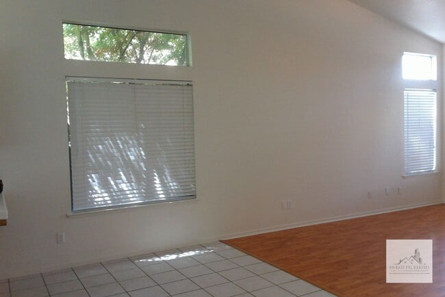 Building Photo - Wonderful 3 Bedroom Home in Sought After Northeast Fresno!