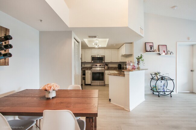 Foto del edificio - 300 Crestwood Ct N
