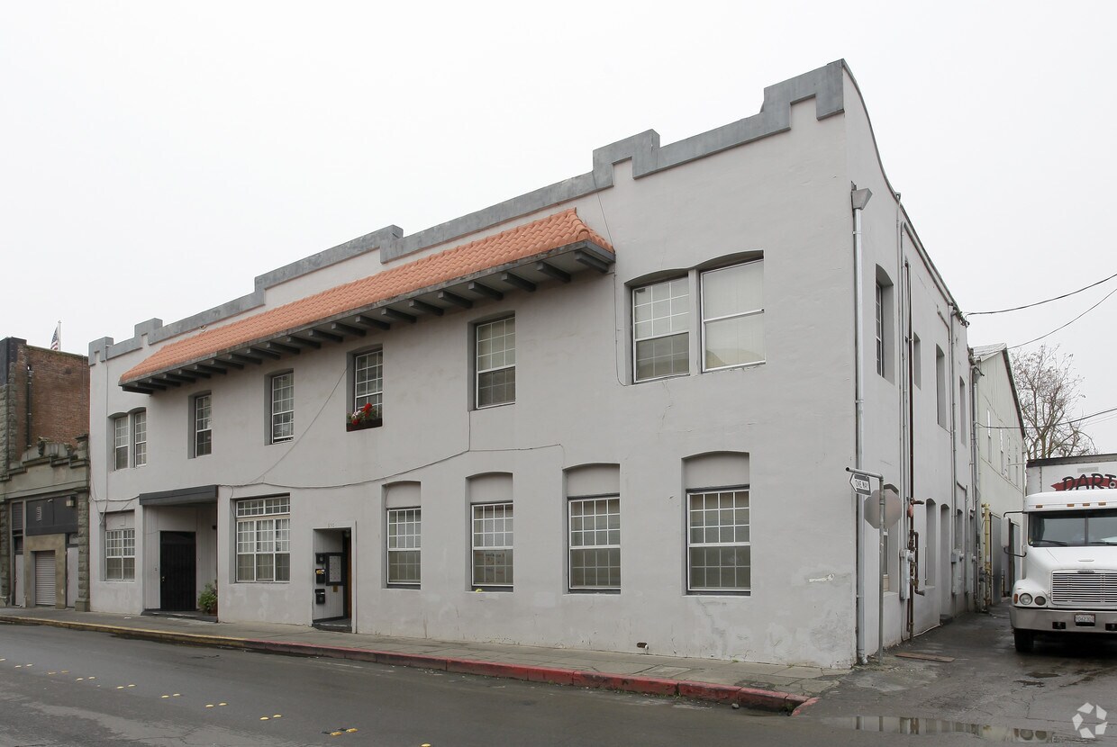 Building Photo - 350 College St