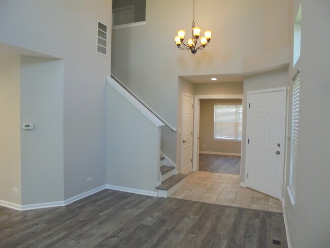 Building Photo - 471 Lancaster Dr