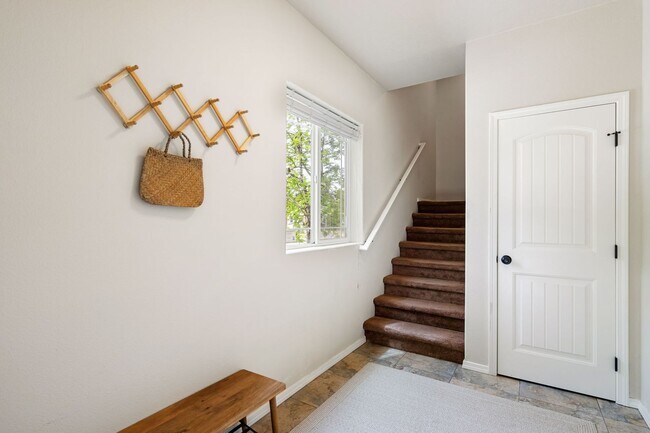 Foto del edificio - Creston-Kenilworth Neighborhood Newer Cons...