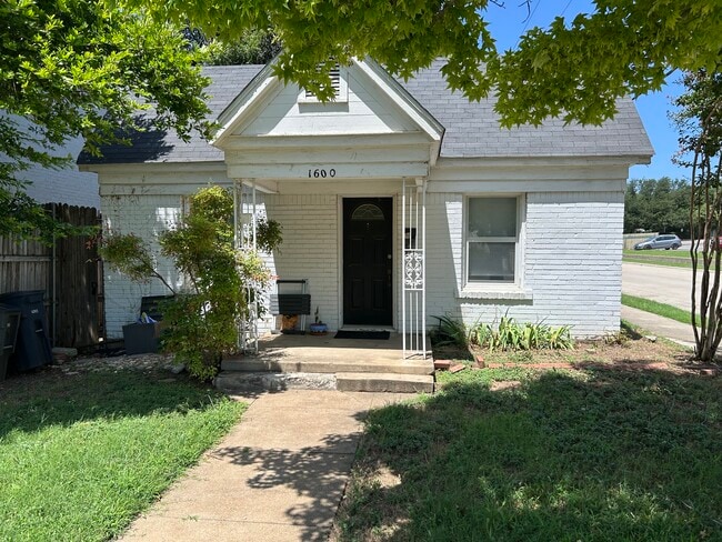 Building Photo - 1600 Belle Pl