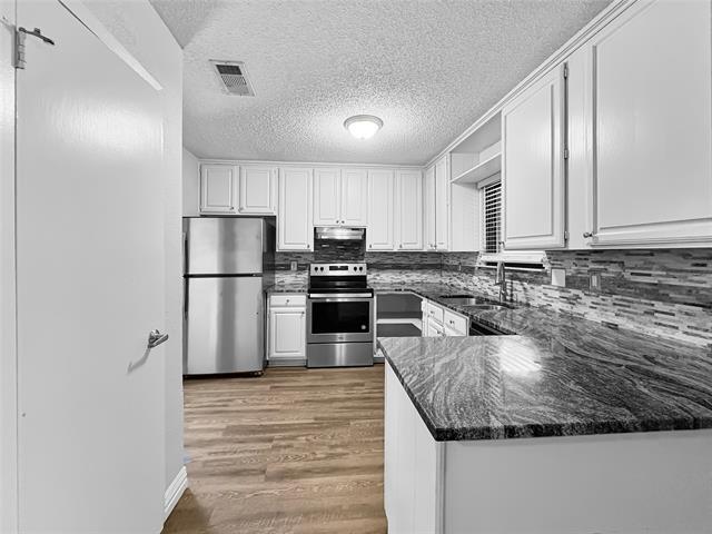 Foto del edificio - 8802 Deerwood Dr