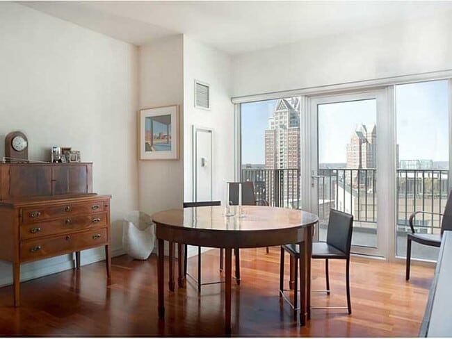 Foto del edificio - 100 W Exchange St