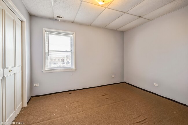 Building Photo - 4119 W Montrose Ave