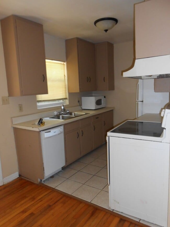 Building Photo - 1606 Airport Dr